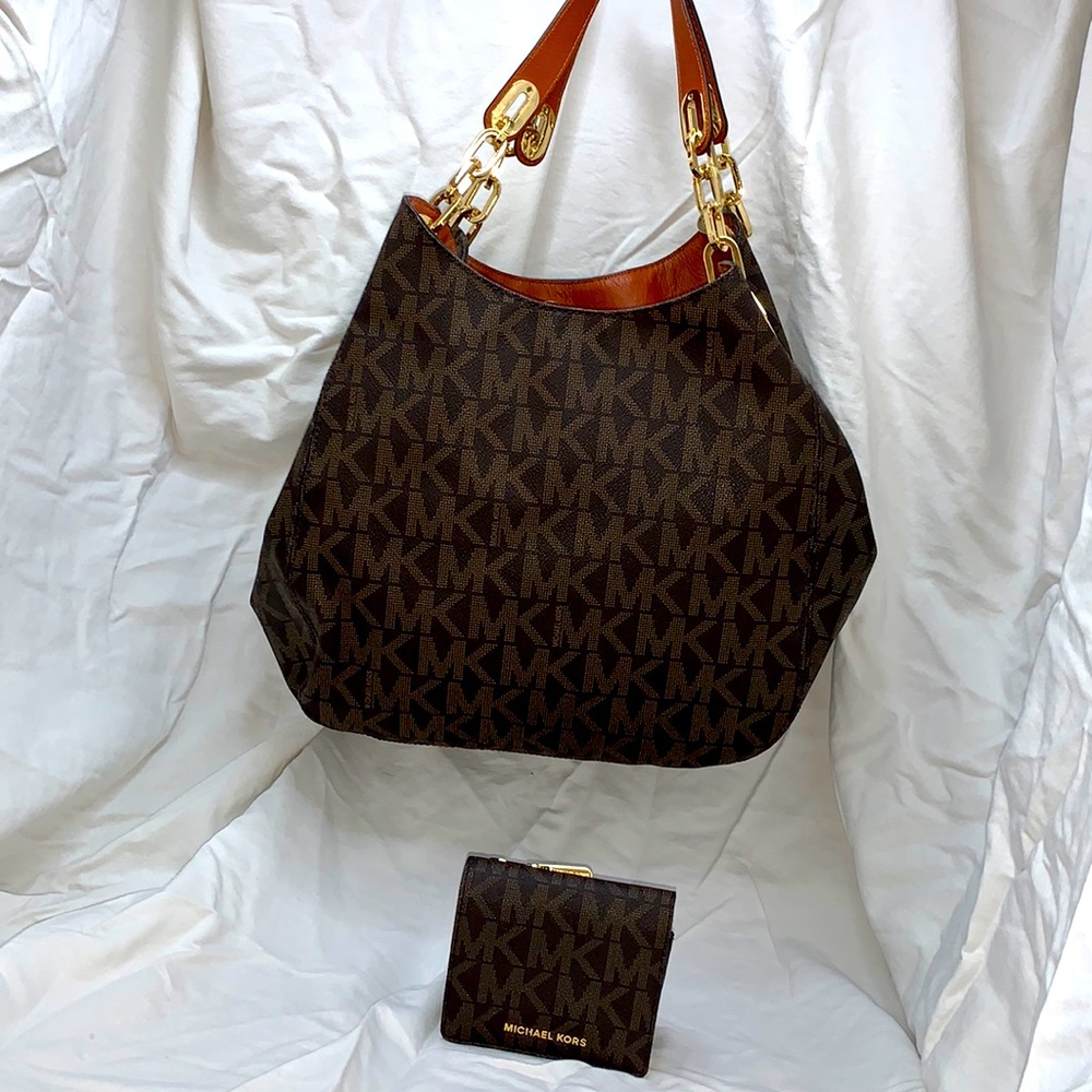 👜Gently used Micheal Kors shoulder bag, with matching Brand-new wallet👜